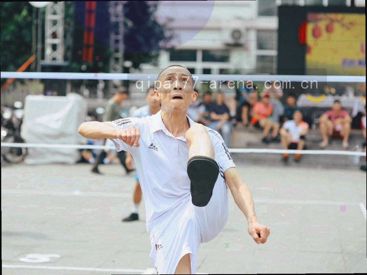 多张错位排列的档案卡片，卡片印有等宽序号，深色背景与金色边缘光
